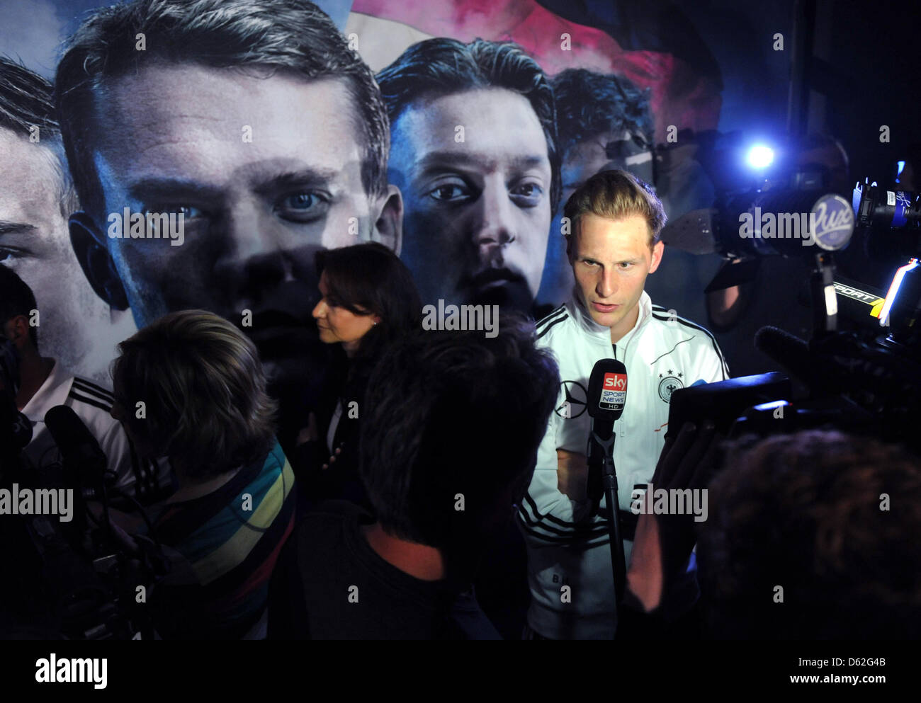 Fußballspieler Benedikt Hoewedes besucht eine Pressekonferenz in einem Medien-Hotel in Callian, Frankreich, 21. Mai 2012. Die deutsche Nationalmannschaft bereitet sich auf die Euro 2012 in Südfrankreich bis 20. Mai 2012. Foto: ANDREAS GEBERT Stockfoto