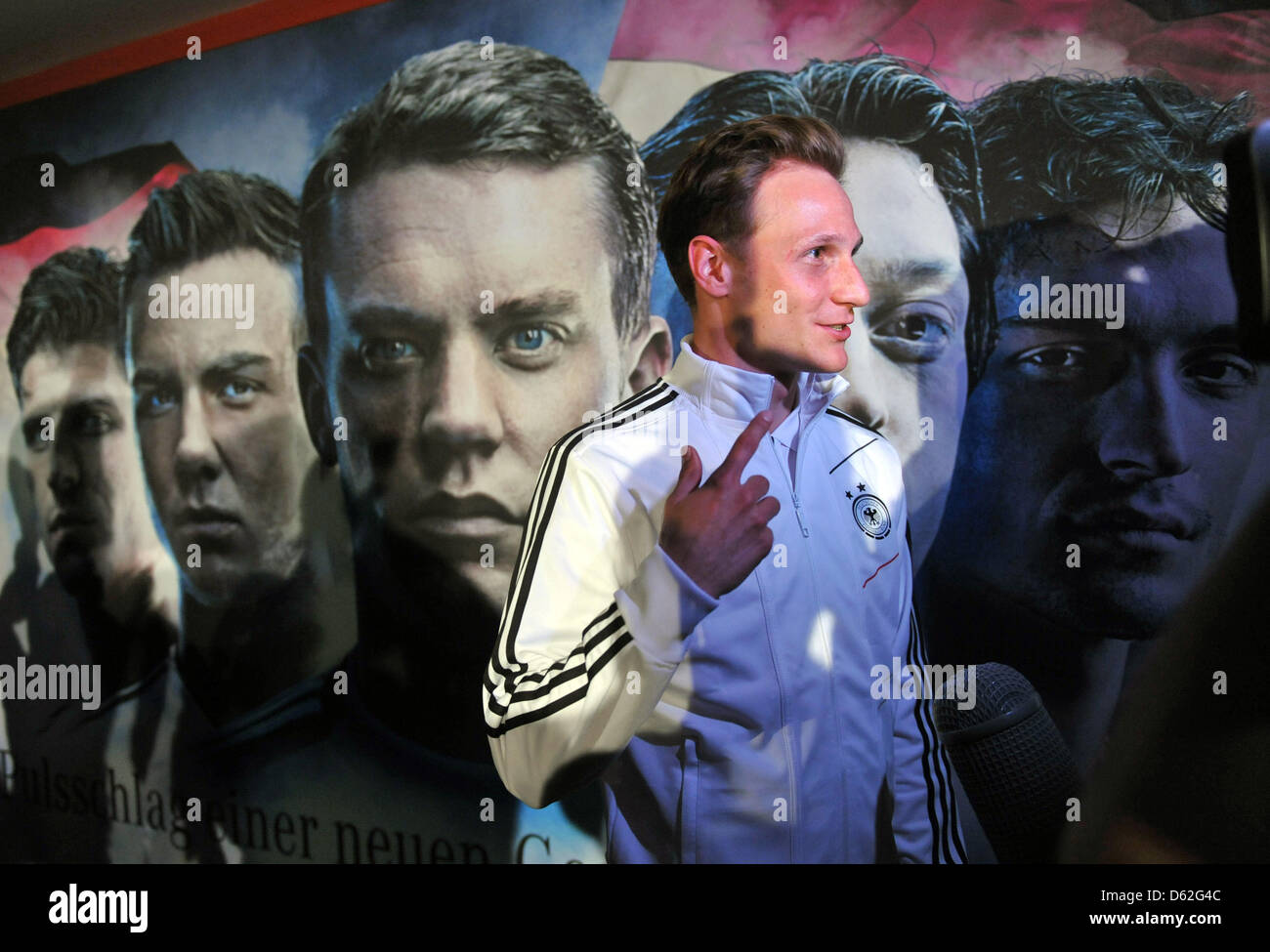 Fußballspieler Benedikt Hoewedes besucht eine Pressekonferenz in einem Medien-Hotel in Callian, Frankreich, 21. Mai 2012. Die deutsche Nationalmannschaft bereitet sich auf die Euro 2012 in Südfrankreich bis 20. Mai 2012. Foto: ANDREAS GEBERT Stockfoto