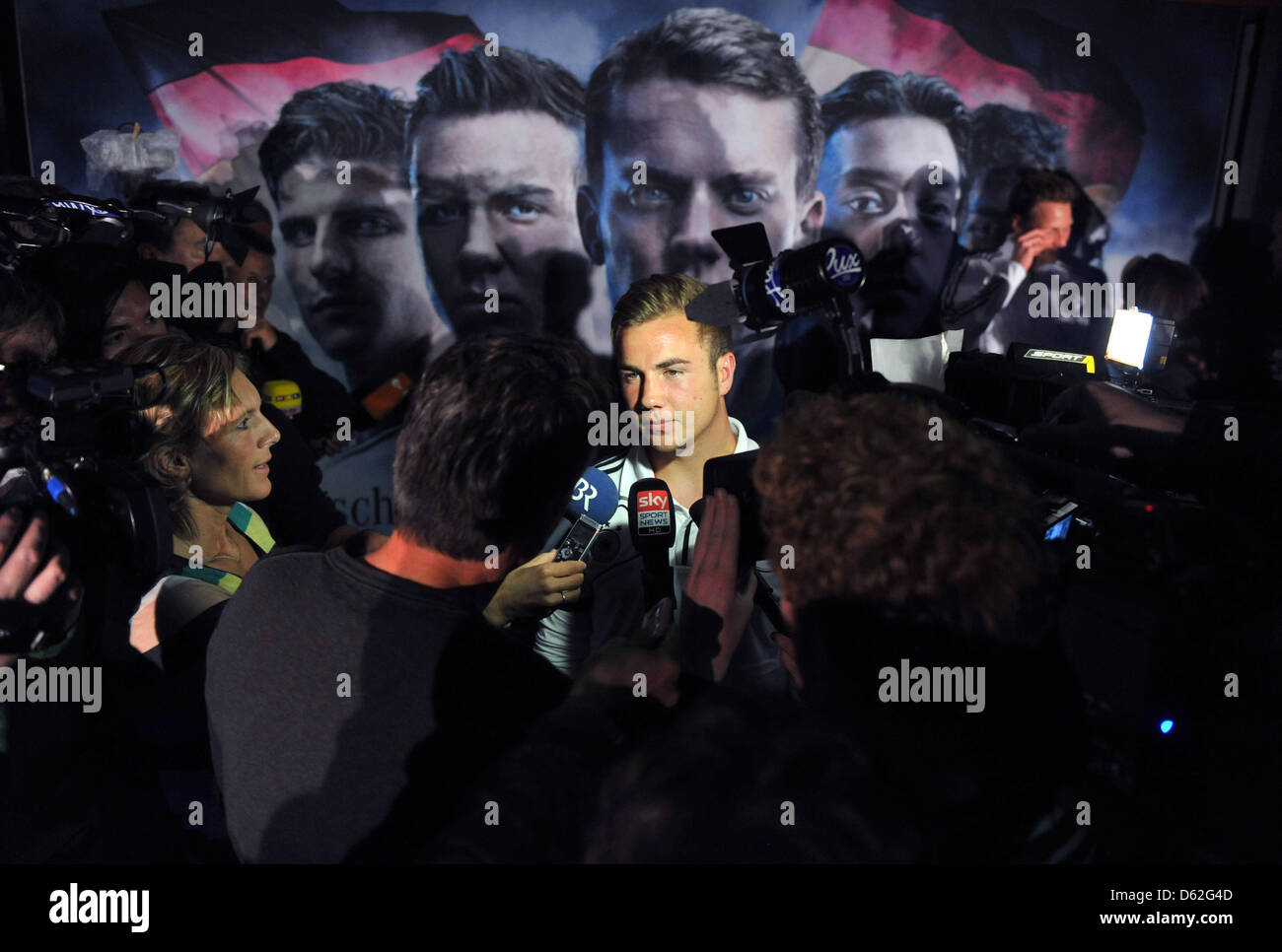 Deutscher Fußballspieler Mario Goetze gibt ein Interview, nachdem eine Pressekonferenz in einem Medien-Hotel in Callian, Frankreich, 21. Mai 2012 statt. Die deutsche Nationalmannschaft bereitet sich auf die Euro 2012 in Südfrankreich bis 20. Mai 2012. Foto: ANDREAS GEBERT Stockfoto