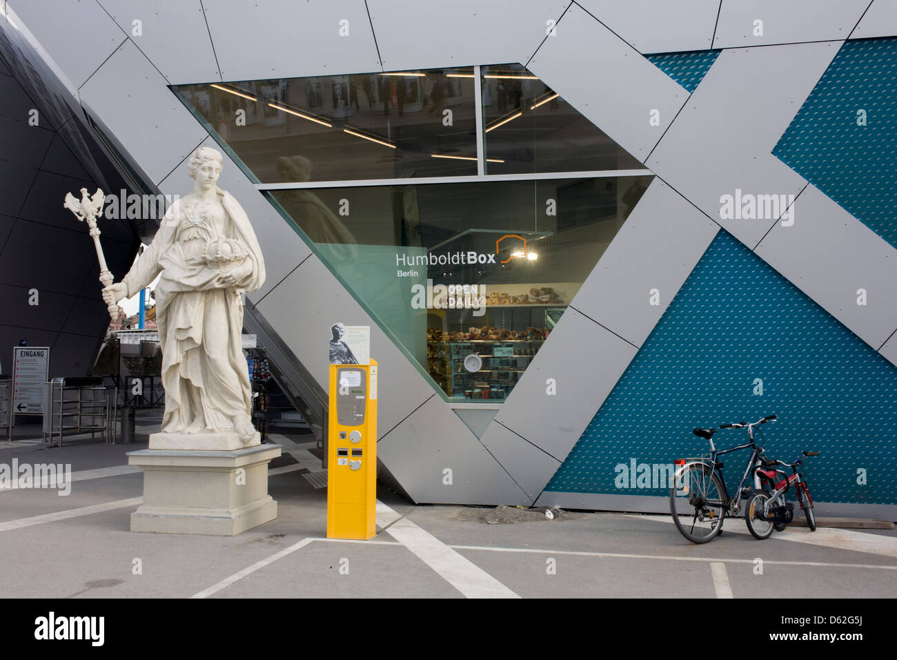 Eine unpassende Landschaft der Imperial-Stil Statue aus der Zeit der Weimarer Republik, mit modernen Bikes und eine touristische Informationen Dispenser am Humboldt-Box in Berlin-Mitte. Stockfoto