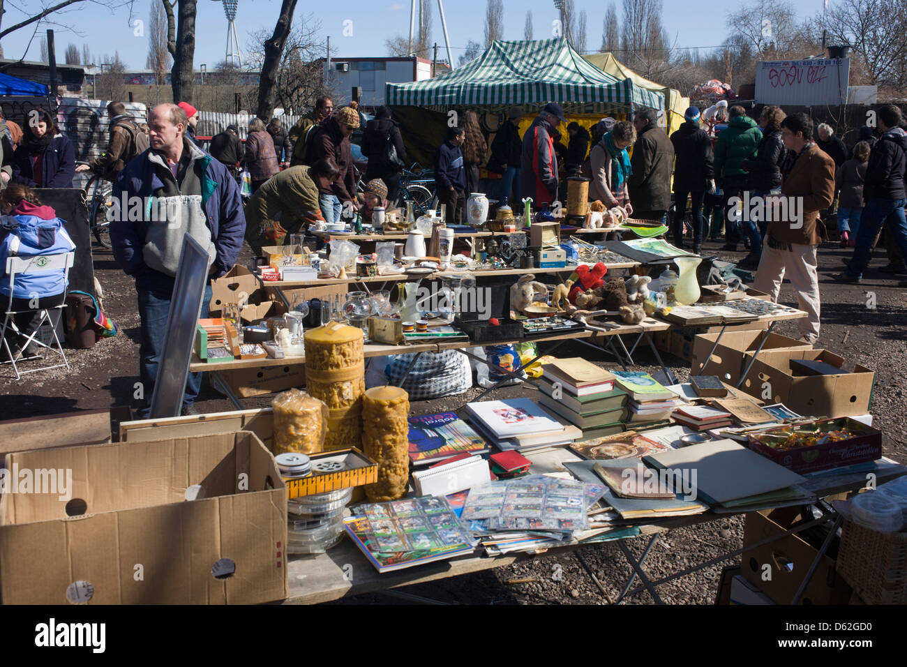 Nippes und alten Besitzungen zu einem riesigen Markt im Mauerpark - ein offener Raum auf dem Gelände der alten Mauer, die ehemalige Grenze zwischen Ost und West Berlin während des Kalten Krieges verkauft wird. Stockfoto