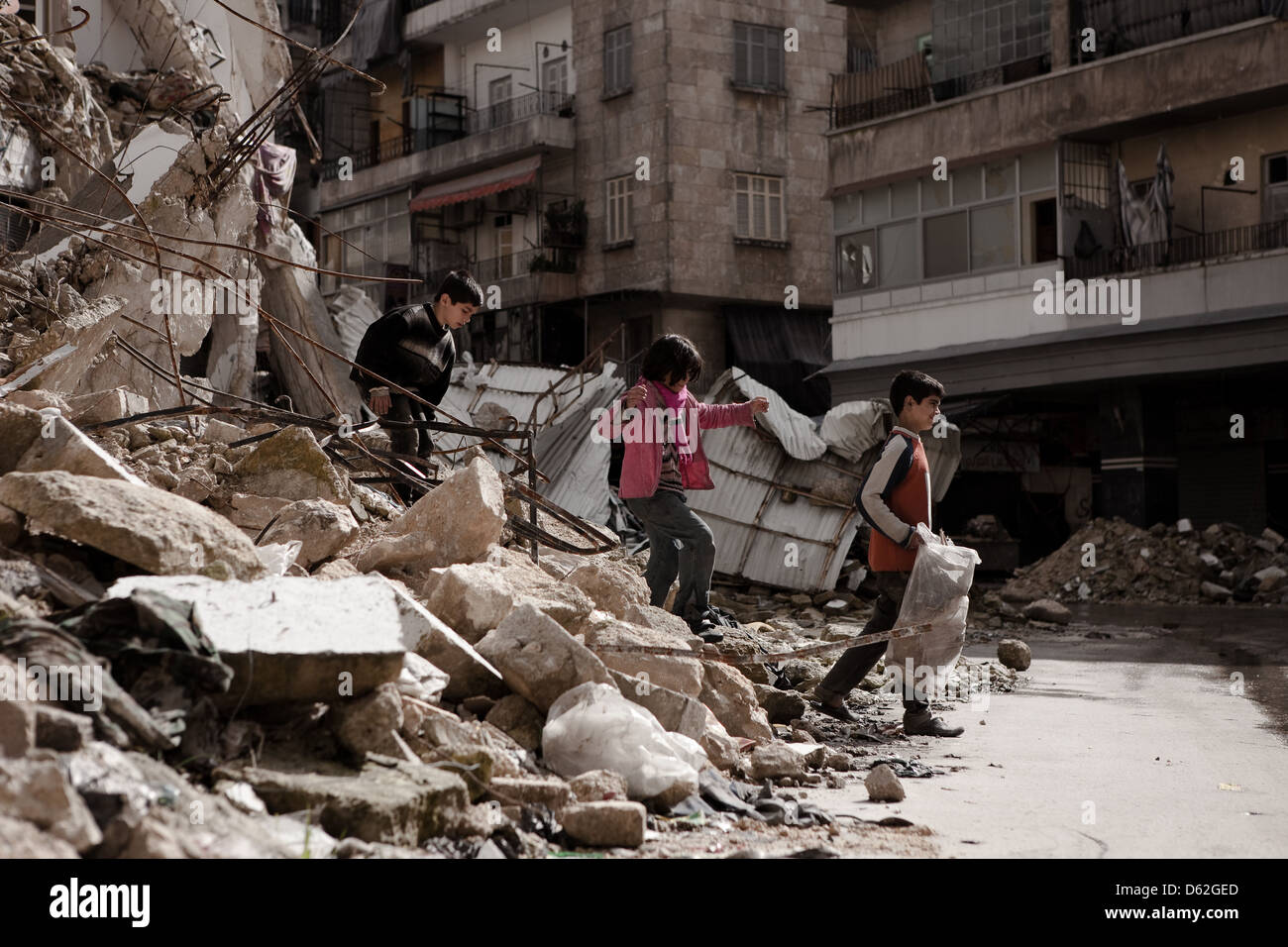 Aleppo, Syrien. Drei Kinder sammeln Brennholz aus zerstörten Gebäuden. Stockfoto