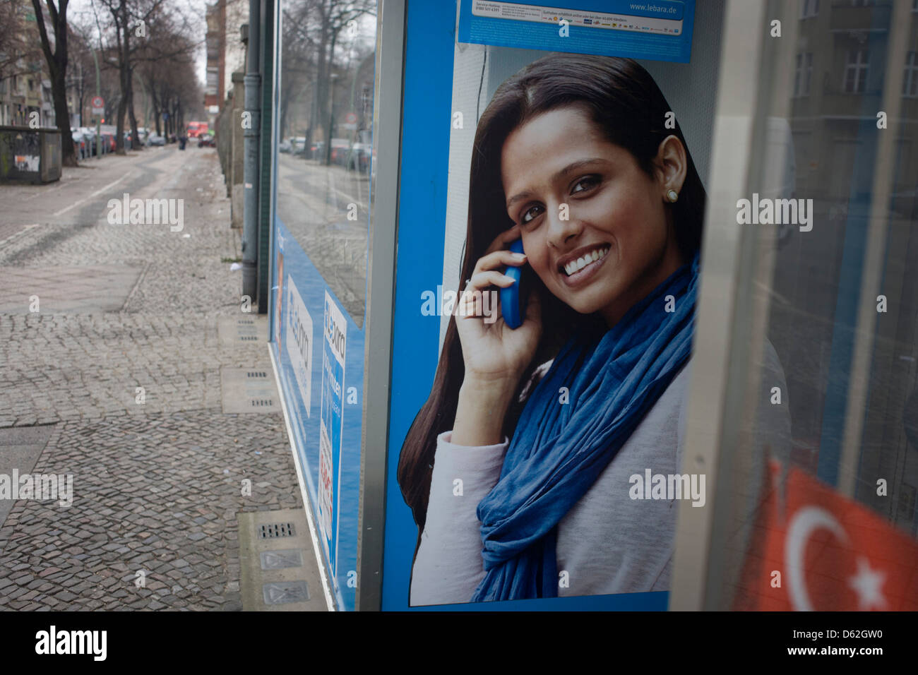 Das Plakat eine asiatisch aussehende Modell Besuch ein Telekom-Unternehmen-Dienstleistungen in einem Internet-Schaufenster in eine Nord-West-Bezirk Berlin-Wedding. Stockfoto