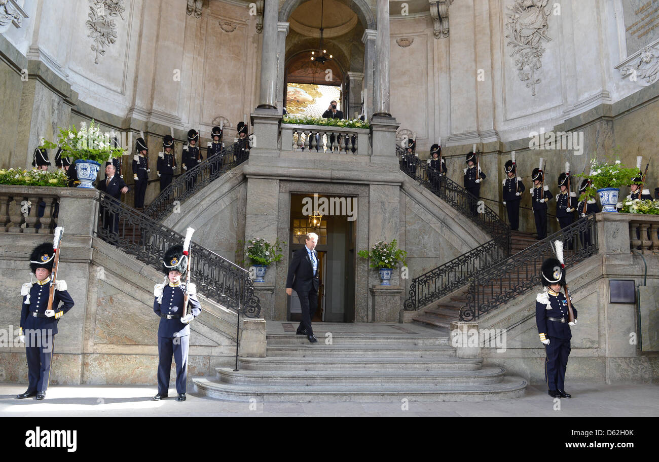 Mitglieder der königlichen Garde gesehen vor der königlichen Kapelle (Slottskyrkan) vor der Taufe der schwedischen Prinzessin Estelle in Stockholm, Schweden, 22. Mai 2012. Die Tochter von Kronprinzessin Victoria und Prinz Daniel von Schweden geboren am 23. Februar 2012. Foto: Britta Pedersen Stockfoto