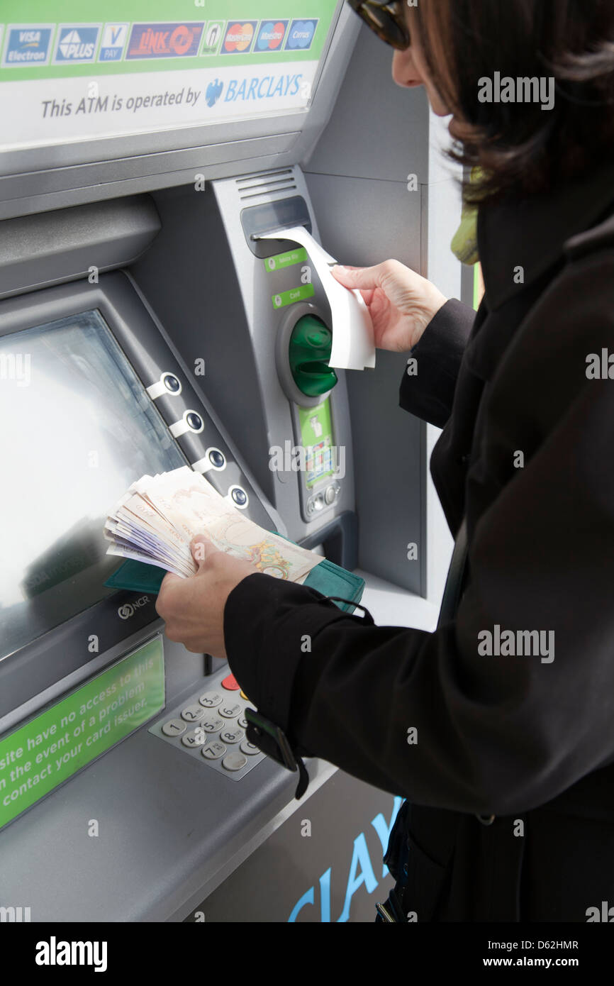 Frau Bargeldbezug an Geldautomaten in London - UK Stockfoto