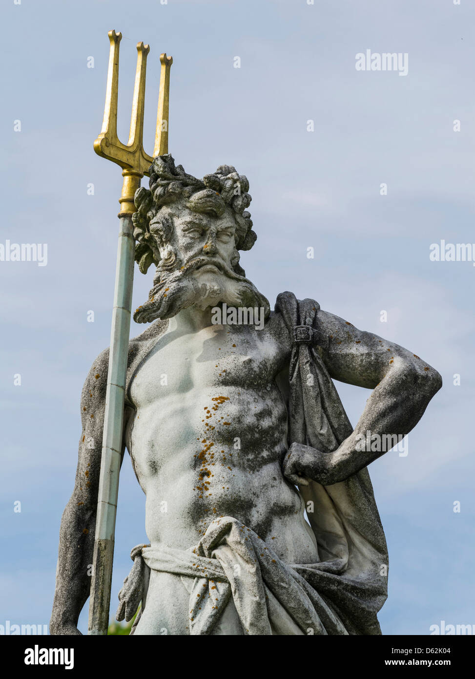 München, Bayern, Deutschland.  Nymphenburg Palast und Park. Die Statue von Pluto mit seinen Hunden, erstellt von Dominik Auliczek (1778). Stockfoto