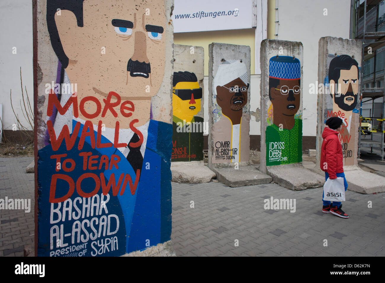 Diktatoren der Welt (inkl. syrischen Präsidenten Bashir al-Assad) schmücken alte Abschnitte der alten Mauer gegenüber dem ehemaligen Checkpoint Charlie, die ehemalige Grenze zwischen Ost und West Berlin während des Kalten Krieges. Die Berliner Mauer war eine Barriere, die von der Deutschen Demokratischen Republik (DDR, Ostdeutschland) ab dem 13. August 1961, gebaut, die völlig abgeschnitten (Landweg) West-Berliner aus den umliegenden Ostdeutschland und aus Ostberlin. .. (Mehr in Beschreibung). Stockfoto