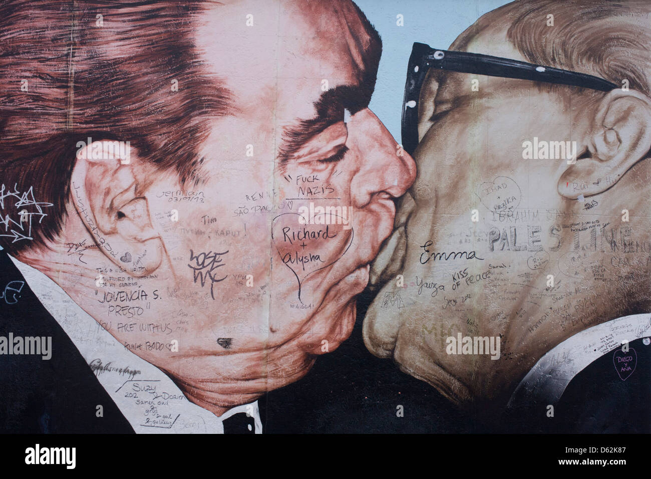 Ein Detail aus dem überdimensionalen Kunstwerk mit dem Titel Bruderschaft Kiss (Bruderkuss) von Dmitry Vrubel, die einmal einen Teil der berüchtigten Berliner Mauer im westlichen Deutschland russische geschmückt. Die beiden Männer küssen auf den Lippen, eines der berühmtesten Gemälde, die ein geteiltes Europa während des Kalten Krieges symbolisierte. Der kommunistische sowjetische Führer Leonid Brezhnev küsst seinen Amtskollegen der NVA (DDR) Erich Honecker, die letztlich auf Tassen und T-shirts in der ganzen Welt kopiert wurde, vor der Zerstörung durch die Behörden. .. (Mehr in Beschreibung). Stockfoto