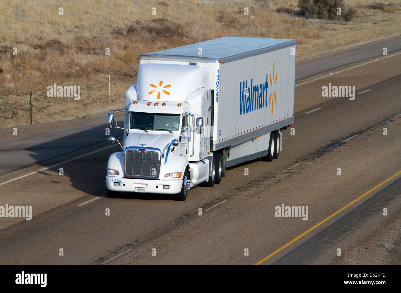 Sattelschlepper auf der Interstate 84 in der Nähe von Boise, Idaho, USA. Stockfoto
