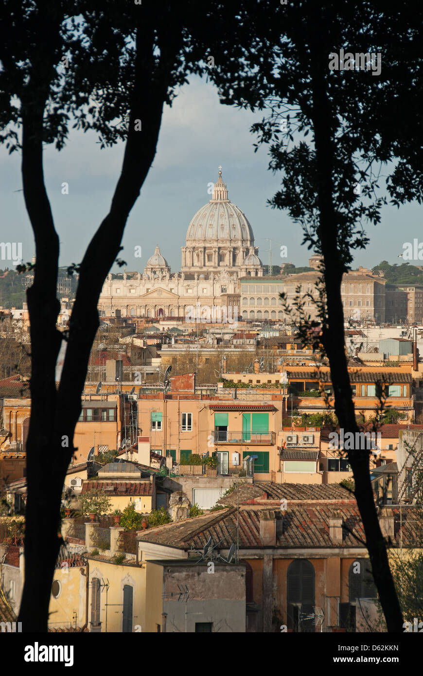 ROM, ITALIEN. Einen erhöhten Blick auf die Tridente Teil der Stadt mit der Basilika St. Peter in der Ferne. 2013. Stockfoto