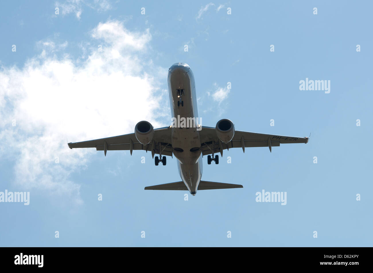 KLM Cityhopper Embraer 190 (PH-EZR) nähert sich Birmingham Airport Stockfoto