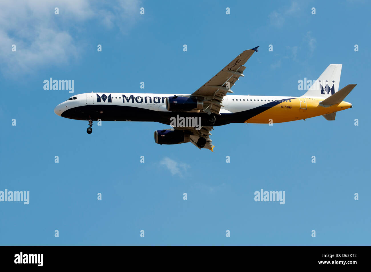 Monarch Airbus A321 (G-OZBU) nähert sich Birmingham Airport Stockfoto