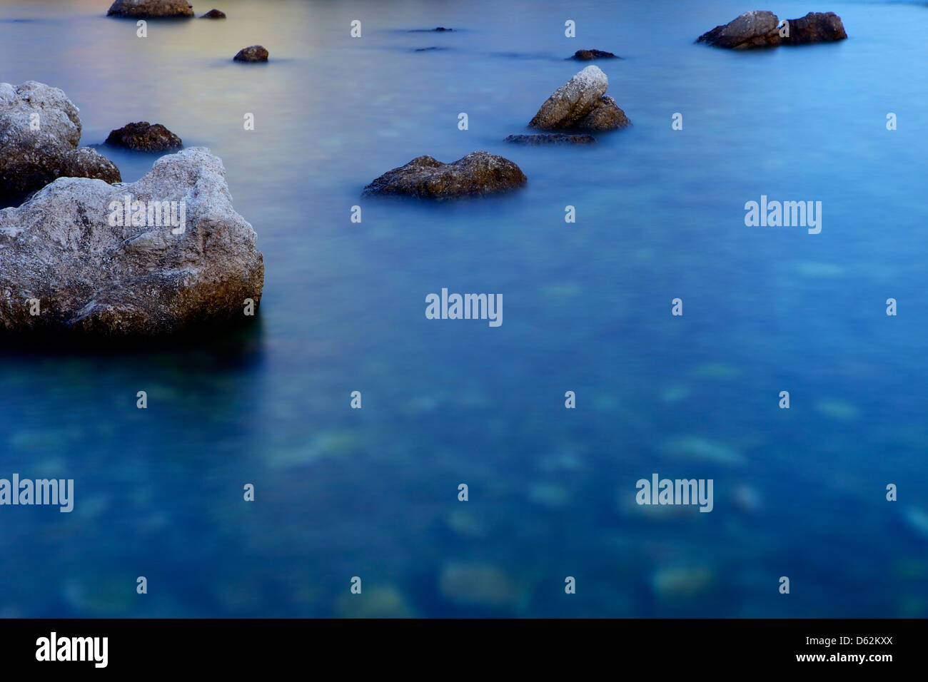 Felsen und Meer in der Dämmerung Dubrovnik Kroatien Stockfoto