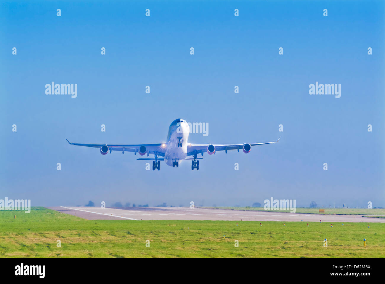 Flugzeug Take off oder Landung in Nottingham East Midlands Airport England UK GB EU Europe Stockfoto