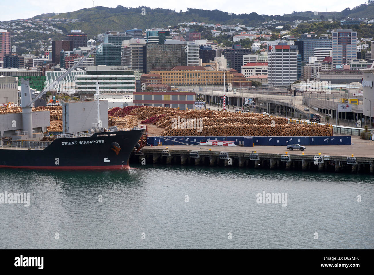 Holzlagerung Hafen von Wellington, Neuseeland Stockfoto