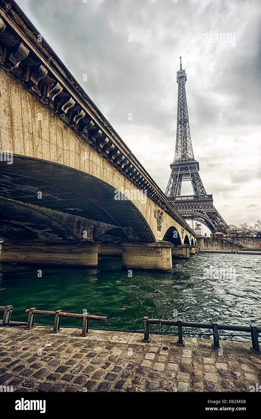 Eiffelturm und Brücke an einem bewölkten Tag Stockfoto