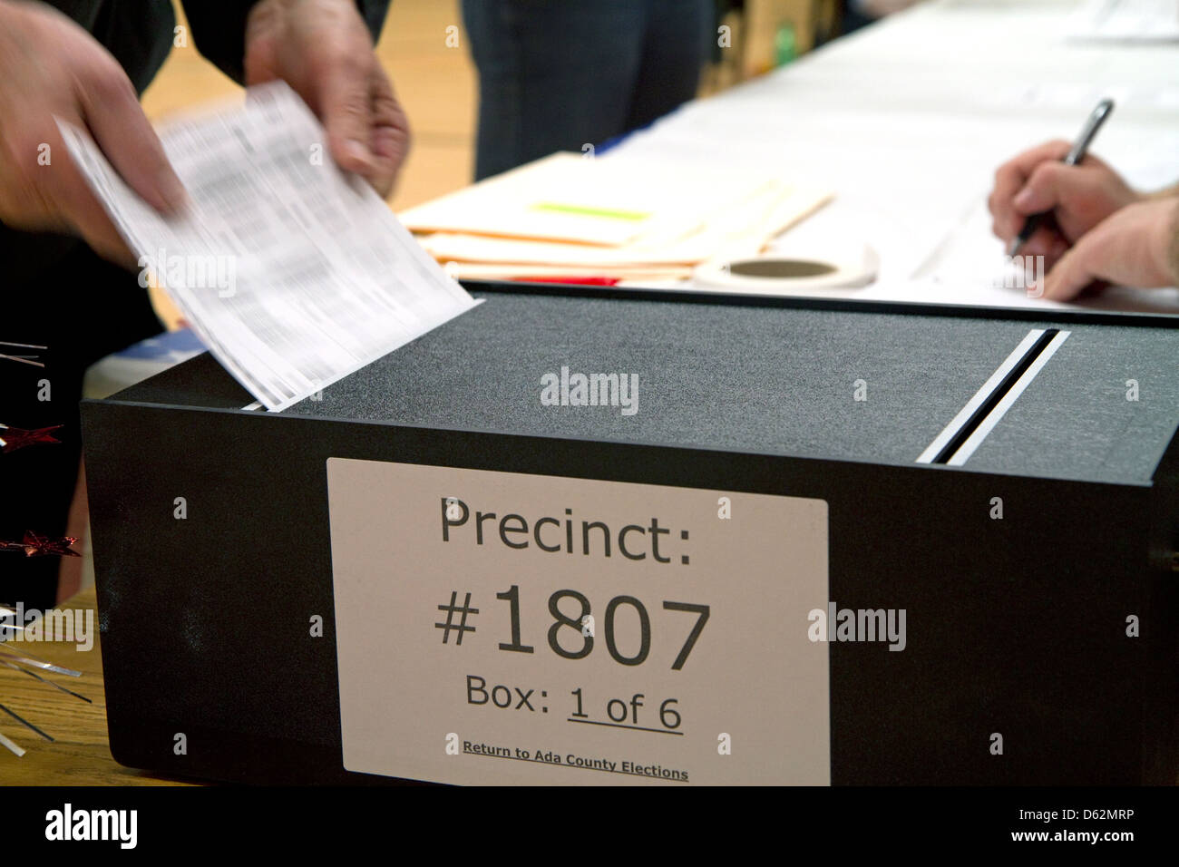 Stimmten Stimmzettel in eine Wahlurne in Boise, Idaho, USA. Stockfoto