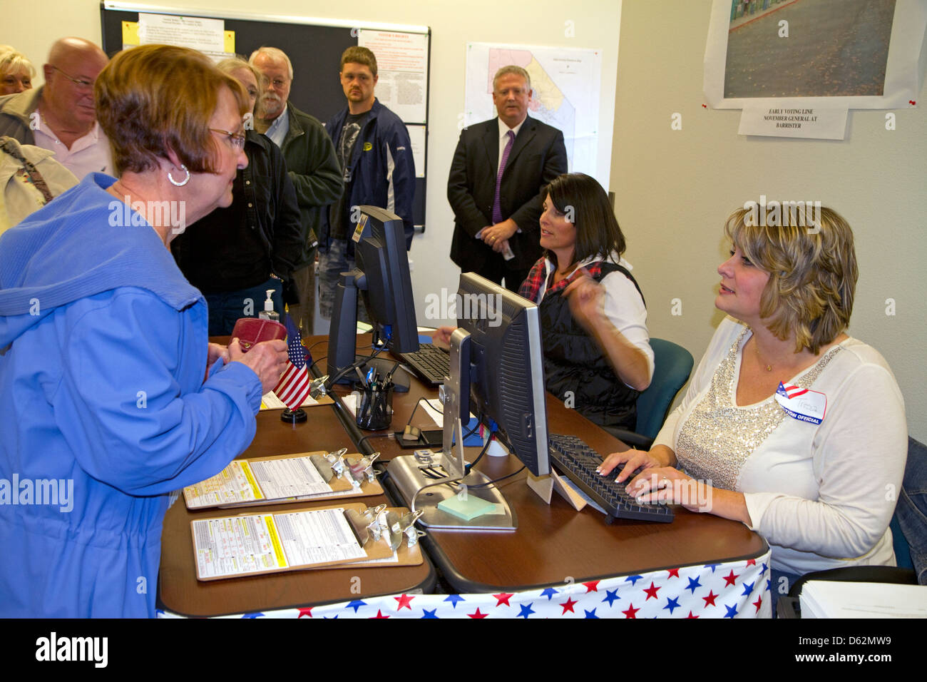 Wähler, Check-in in einem Wahllokal in Boise, Idaho, USA. Stockfoto