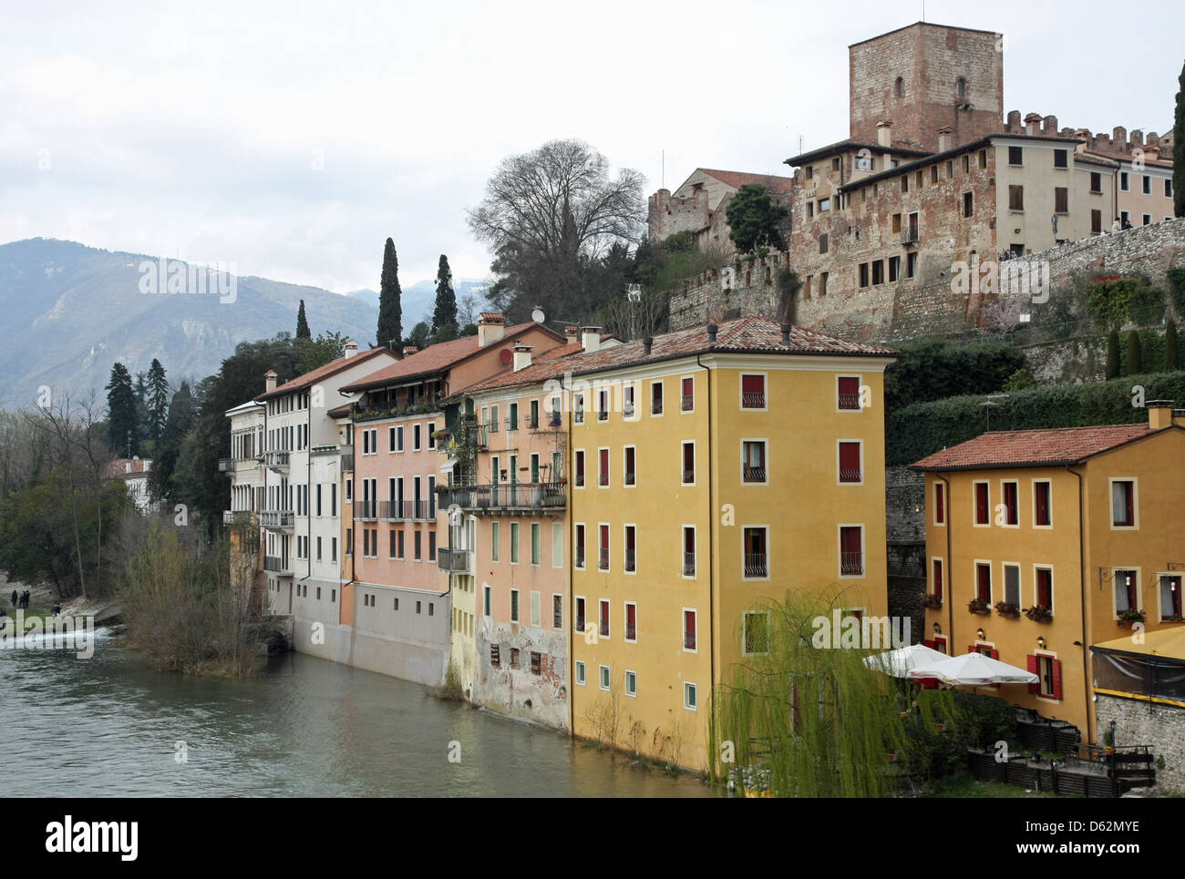 Häuser und Residenzen von Bassano Stadt mit Blick auf den Fluss Brenta an einem bewölkten Tag Stockfoto