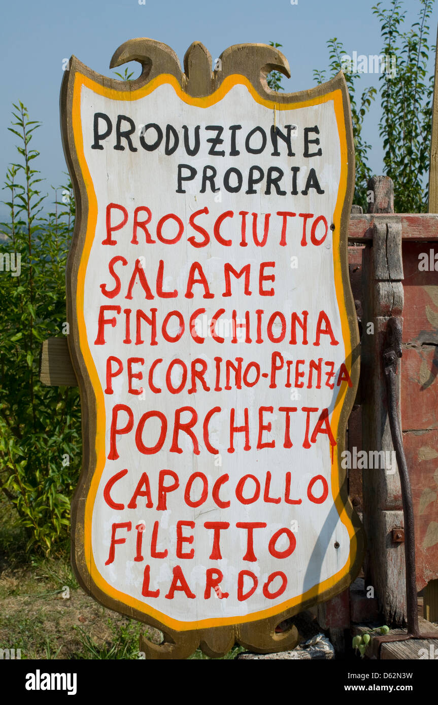 Ein rustikalen Zeichen für ein am Straßenrand Geschäft mit toskanischen Spezialitäten; Toskana, Italien Stockfoto