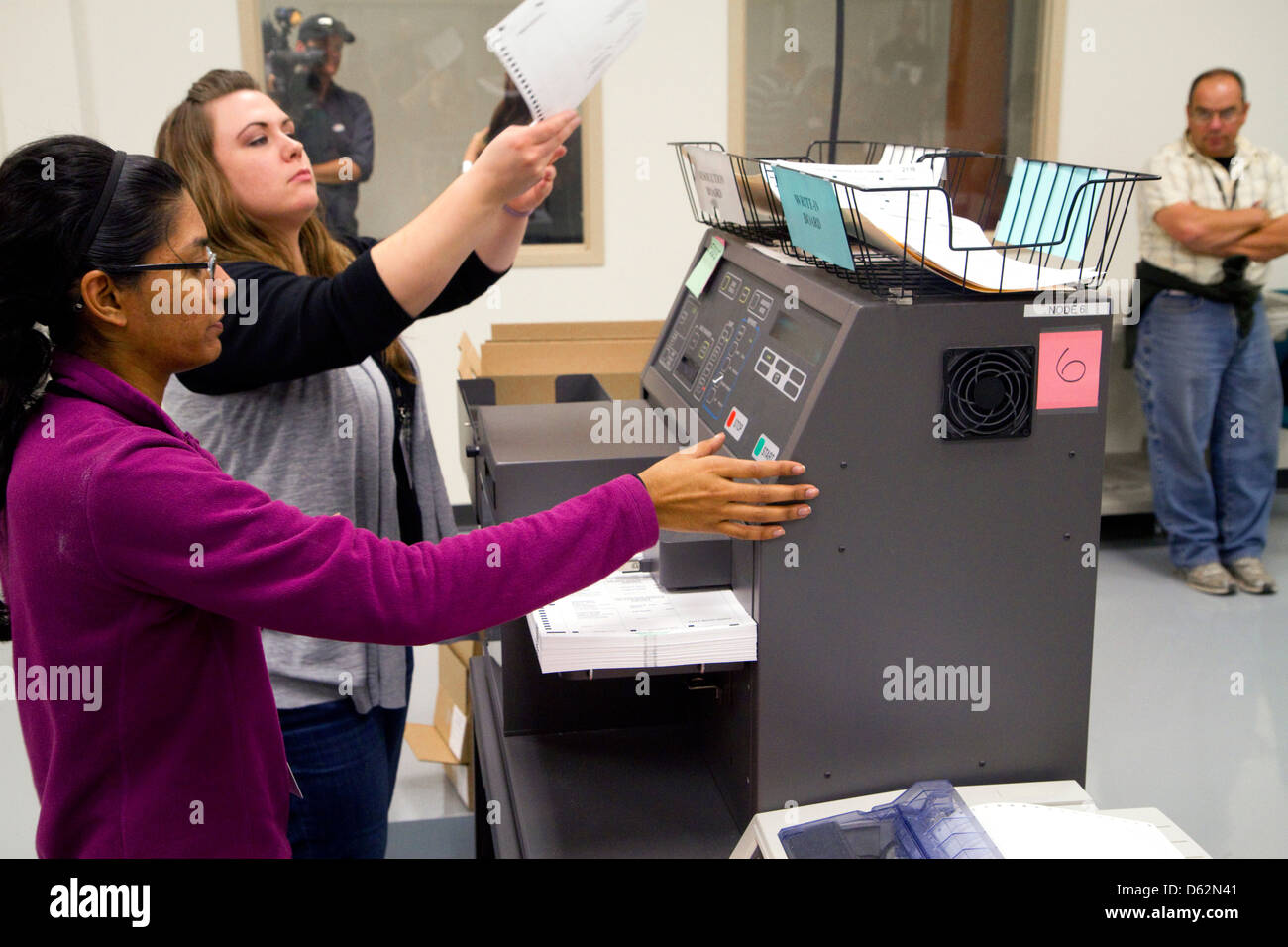 Stimmzettel Scanner tabellarisieren Abstimmungsergebnisse am Wahltag in Boise, Idaho, USA. Stockfoto