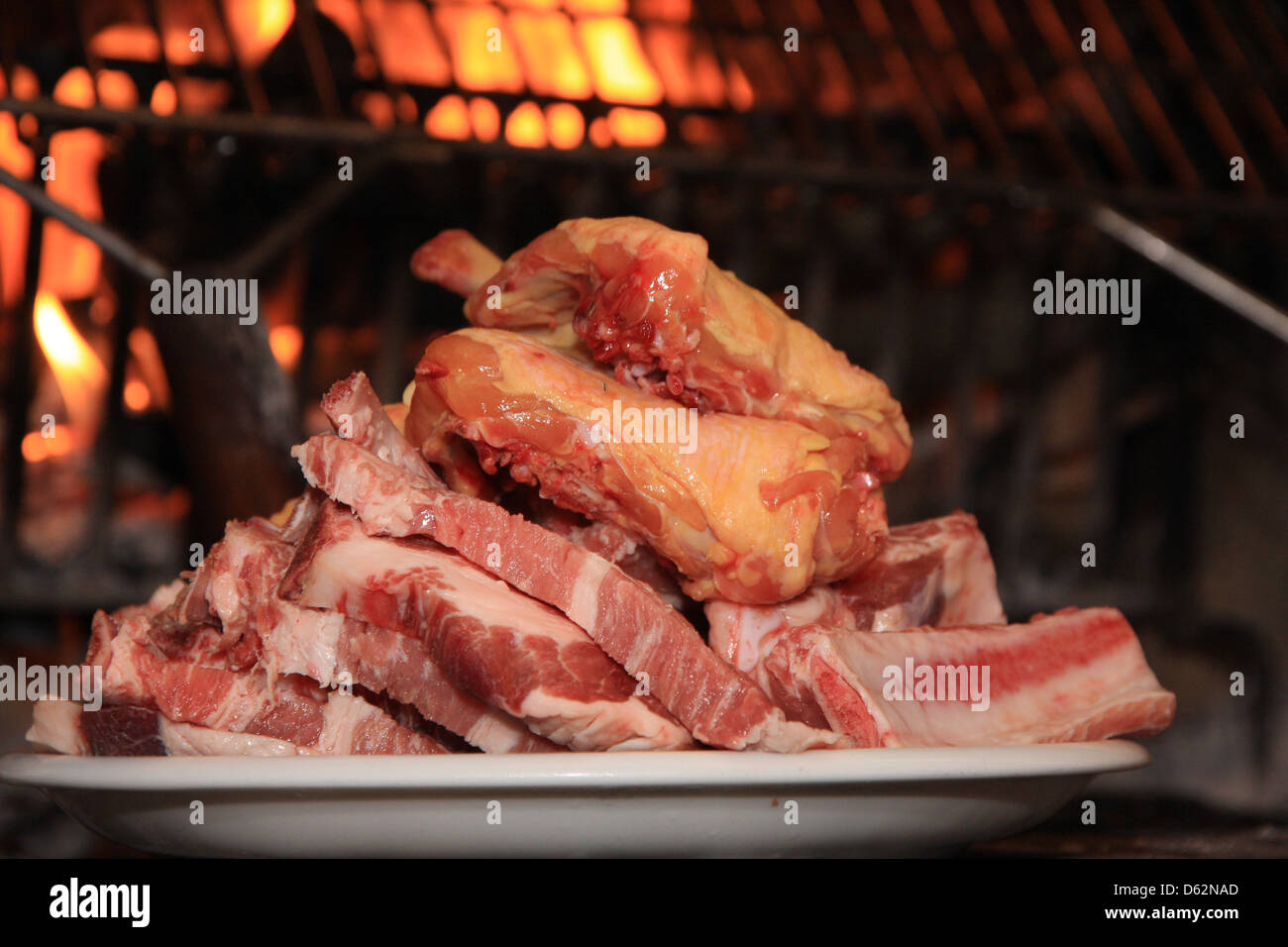 Tablett mit rohem Fleisch bereit, auf dem Feuer des Kamins gekocht werden Stockfoto