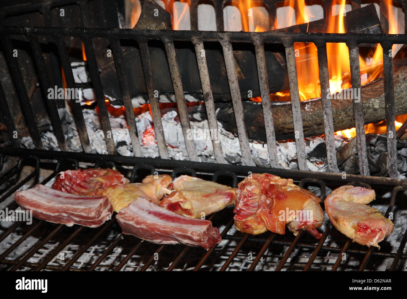 leckere Schweine- und Rindfleisch zubereitet auf dem Grill des Kamins Stockfoto