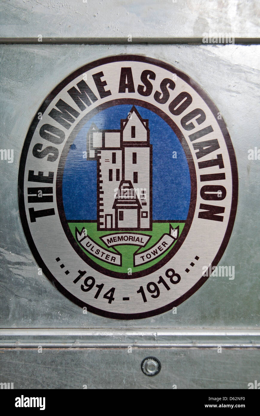 Das Somme Vereins-Logo (zeigt das Ulster Denkmal), Thiepval Wood, Thiepval, Somme, Picardie, Frankreich. Stockfoto