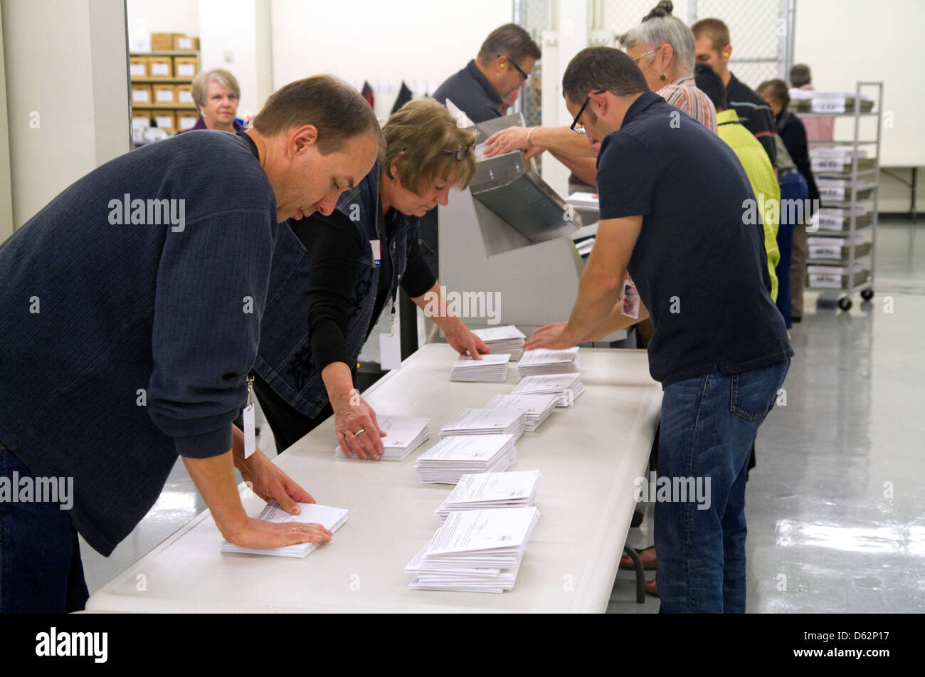 Wahlhelfer erhalten Stimmzettel der Briefwahl Wähler in Umschlägen bei den Ada County Wahlen Gebäude in Boise, Idaho, USA. Stockfoto