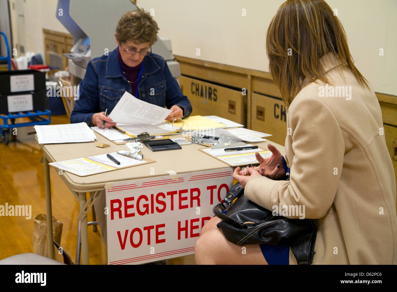 Frau registriert haben Stimmrecht in einem Wahllokal in Boise, Idaho, USA. Stockfoto