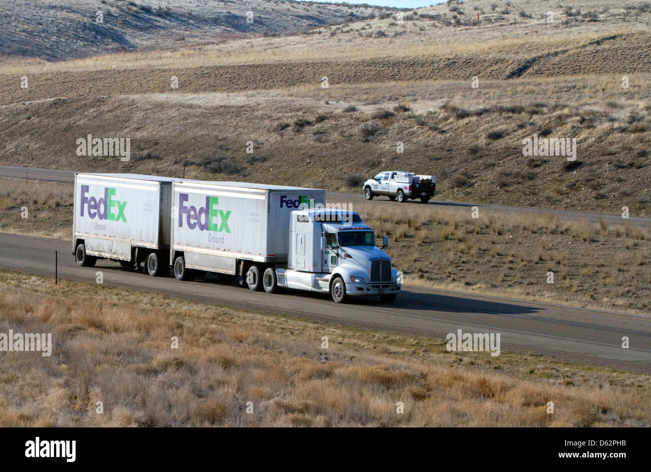 Sattelschlepper schleppt einen doppelten Trailer auf der Interstate 84 in der Nähe von Boise, Idaho, USA. Stockfoto