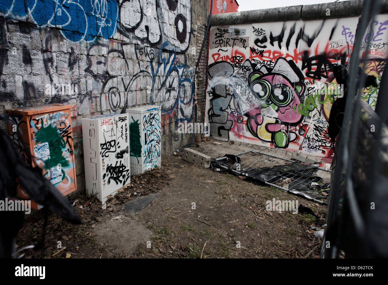 Wo junge deutsche einmal ihr Leben riskierten, schmücken Graffiti und Tags jetzt die Betonoberflächen der ursprünglichen Abschnitte der Berliner Mauer an der East Side Gallery auf Muhlenstrasse, Berlin. Die Website ist die ehemalige Grenze zwischen Ost und West Berlin während des Kalten Krieges. Die Berliner Mauer war eine Barriere, die von der Deutschen Demokratischen Republik (DDR, Ostdeutschland) ab dem 13. August 1961, gebaut, die völlig abgeschnitten (Landweg) West-Berliner aus den umliegenden Ostdeutschland und aus Ostberlin... (Mehr in Beschreibung). Stockfoto