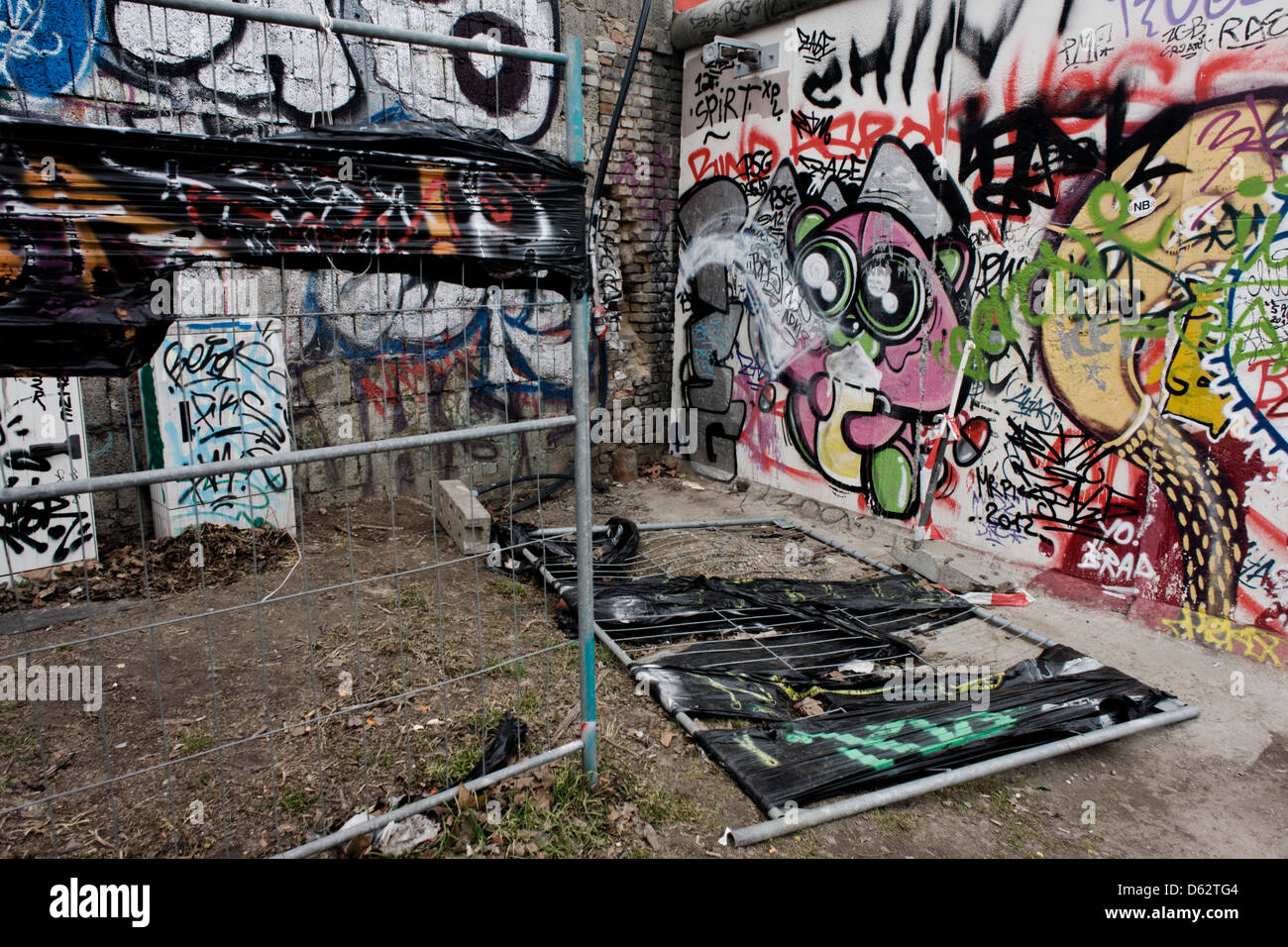 Wo junge deutsche einmal ihr Leben riskierten, schmücken Graffiti und Tags jetzt die Betonoberflächen der ursprünglichen Abschnitte der Berliner Mauer an der East Side Gallery auf Muhlenstrasse, Berlin. Die Website ist die ehemalige Grenze zwischen Ost und West Berlin während des Kalten Krieges. Die Berliner Mauer war eine Barriere, die von der Deutschen Demokratischen Republik (DDR, Ostdeutschland) ab dem 13. August 1961, gebaut, die völlig abgeschnitten (Landweg) West-Berliner aus den umliegenden Ostdeutschland und aus Ostberlin... (Mehr in Beschreibung). Stockfoto