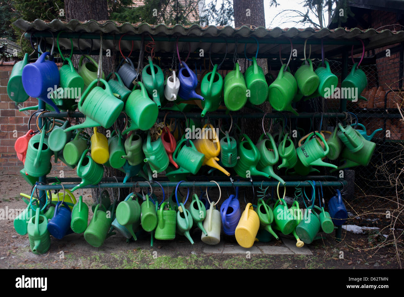 Die Gießkannen Friedhof Besucher, die dazu beitragen, die Gräber von Wasser  geliebt-diejenigen sind eingesperrt auf einem Gestell in Domfriedhof in  einem nordwestlichen Bezirk Berlin-Wedding Stockfotografie - Alamy