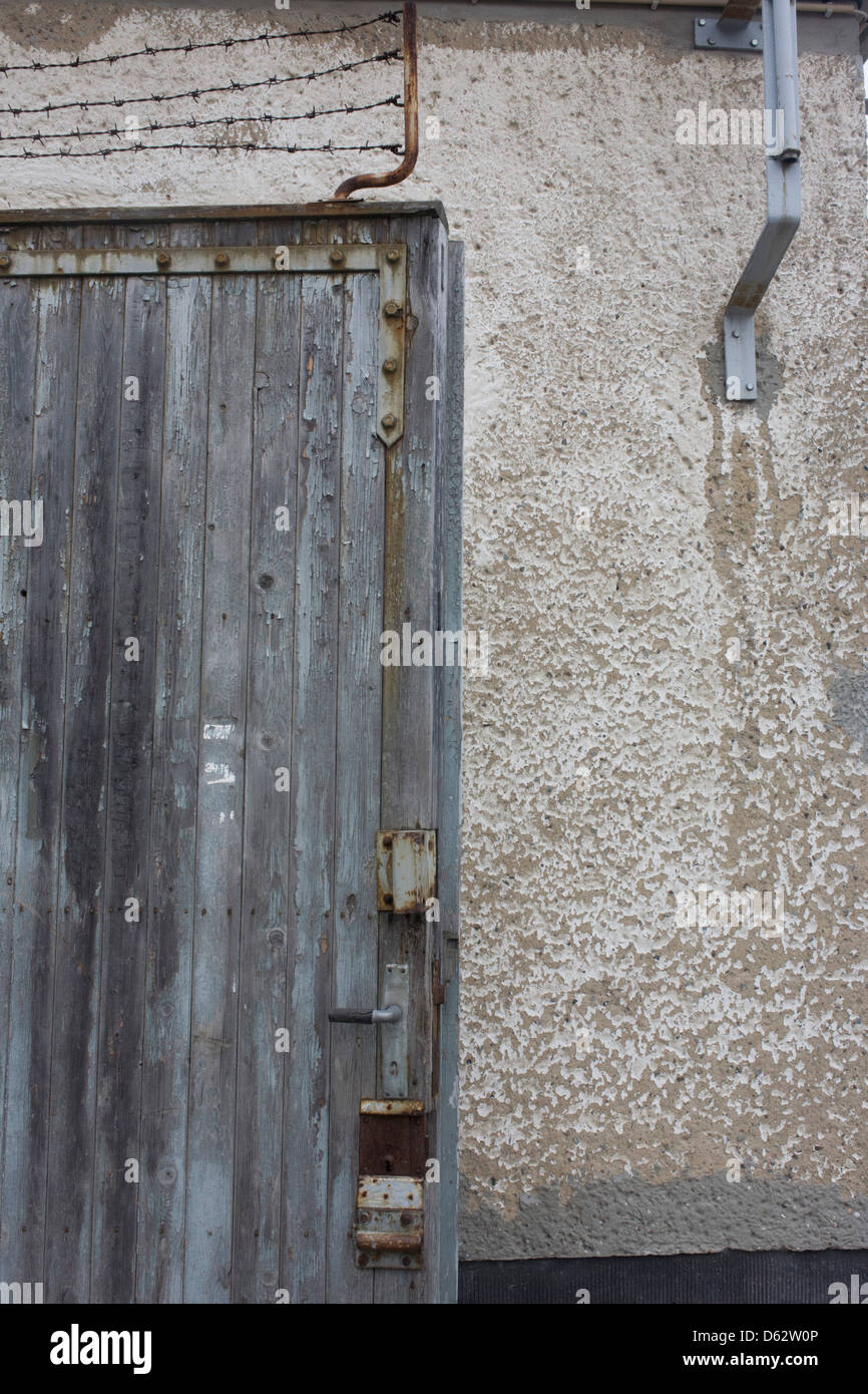 Farbe und Sicherheit am Eingang der berüchtigten Geheimpolizei (Stasi) Hohenschonhausen Gefängnis geschält. Die Gedenkstätte Berlin-Hohenschönhausen ist jetzt ein Museum und eine Gedenkstätte befindet sich im Nord-östlichen Bezirk Lichtenberg. Hohenschönhausen war ein sehr wichtiger Bestandteil der sozialistischen DDR (Deutsche Demokratische Republik) System der politischen und künstlerischen Unterdrückung. (Mehr in Beschreibung)... Stockfoto