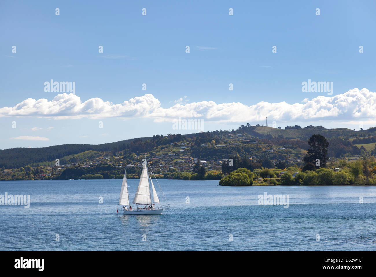 Lake Taupo von Taupo mit einem Segelschiff Stockfoto