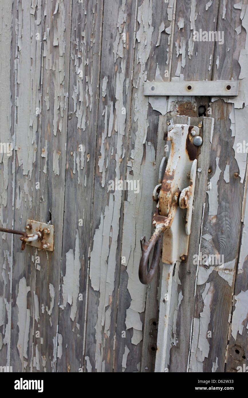 Farbe und Sicherheit am Eingang der berüchtigten Geheimpolizei (Stasi) Hohenschonhausen Gefängnis geschält. Die Gedenkstätte Berlin-Hohenschönhausen ist jetzt ein Museum und eine Gedenkstätte befindet sich im Nord-östlichen Bezirk Lichtenberg. Hohenschönhausen war ein sehr wichtiger Bestandteil der sozialistischen DDR (Deutsche Demokratische Republik) System der politischen und künstlerischen Unterdrückung. (Mehr in Beschreibung)... Stockfoto