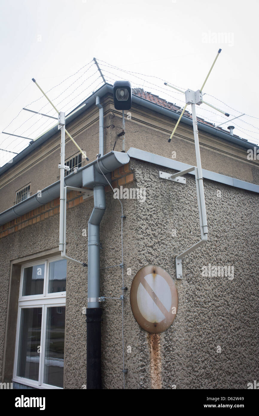 Sicherheit-Stacheldraht am Eingang des Gefängnisses Hohenschonhausen berüchtigte Geheimpolizei (Stasi). Die Gedenkstätte Berlin-Hohenschönhausen ist jetzt ein Museum und eine Gedenkstätte befindet sich im Nord-östlichen Bezirk Lichtenberg. Hohenschönhausen war ein sehr wichtiger Bestandteil der sozialistischen DDR (Deutsche Demokratische Republik) System der politischen und künstlerischen Unterdrückung. (Mehr in Beschreibung)... Stockfoto