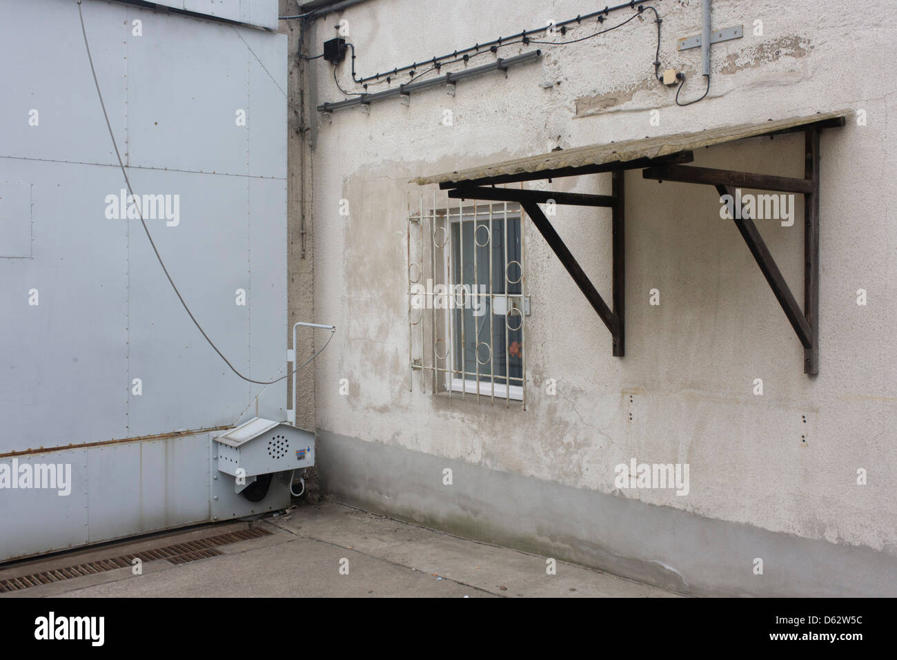 Eingang-Architektur des Gefängnisses Hohenschonhausen berüchtigte Geheimpolizei (Stasi). Die Gedenkstätte Berlin-Hohenschönhausen ist jetzt ein Museum und eine Gedenkstätte befindet sich im Nord-östlichen Bezirk Lichtenberg. Hohenschönhausen war ein sehr wichtiger Bestandteil der sozialistischen DDR (Deutsche Demokratische Republik) System der politischen und künstlerischen Unterdrückung. (Mehr in Beschreibung)... Stockfoto
