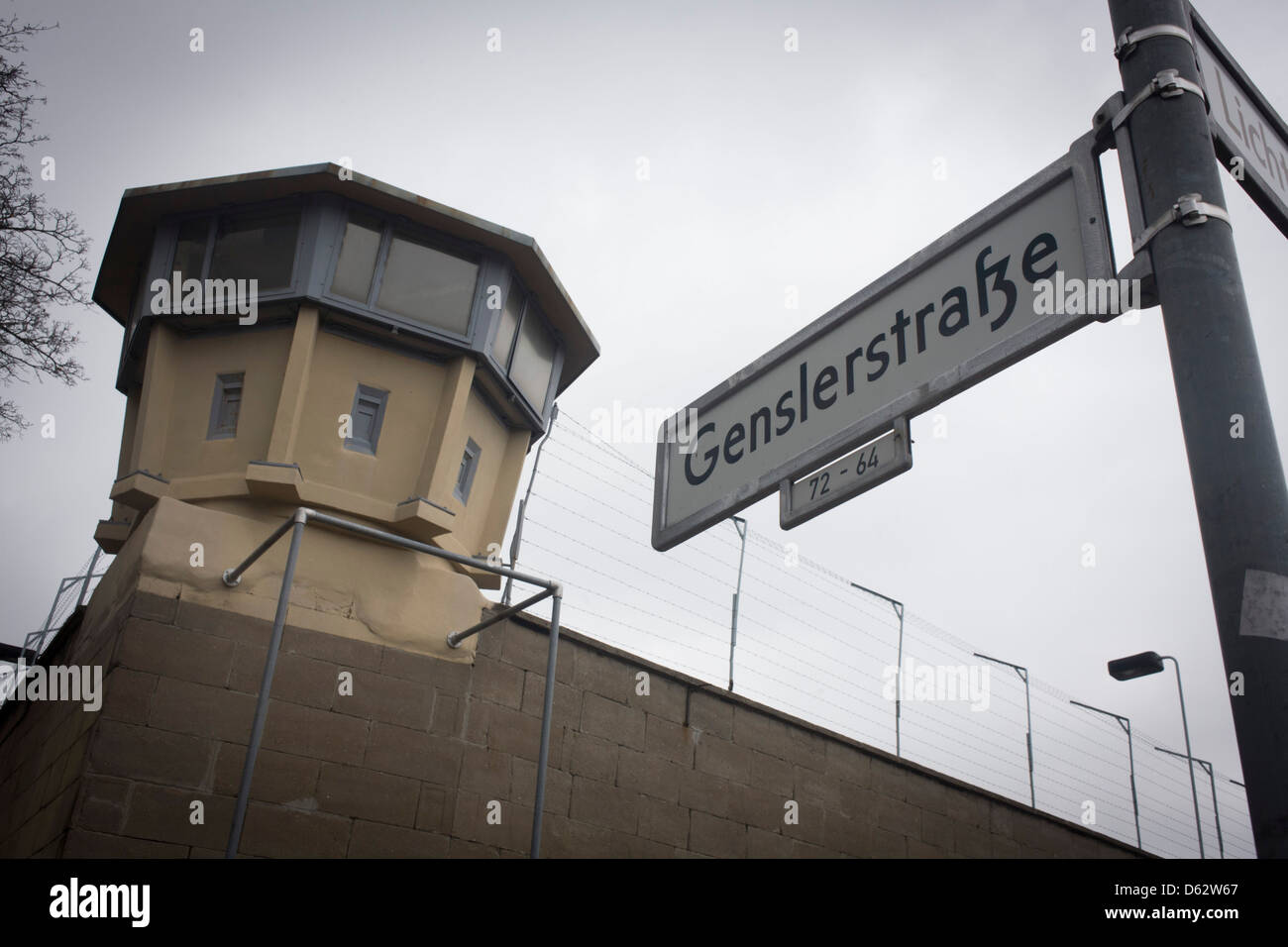 Die Außenwand und Wachturm auf Genzlerstrasse des Gefängnisses Hohenschonhausen berüchtigte Geheimpolizei (Stasi). Die Gedenkstätte Berlin-Hohenschönhausen ist jetzt ein Museum und eine Gedenkstätte befindet sich im Nord-östlichen Bezirk Lichtenberg. Hohenschönhausen war ein sehr wichtiger Bestandteil der sozialistischen DDR (Deutsche Demokratische Republik) System der politischen und künstlerischen Unterdrückung. (Mehr in Beschreibung)... Stockfoto