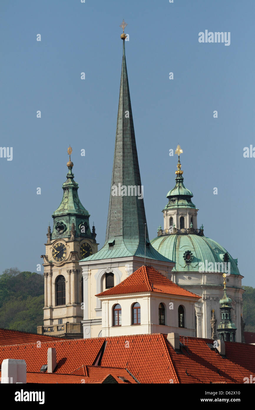 Türme und Kuppeln in Mala Strana, Prag Stockfoto