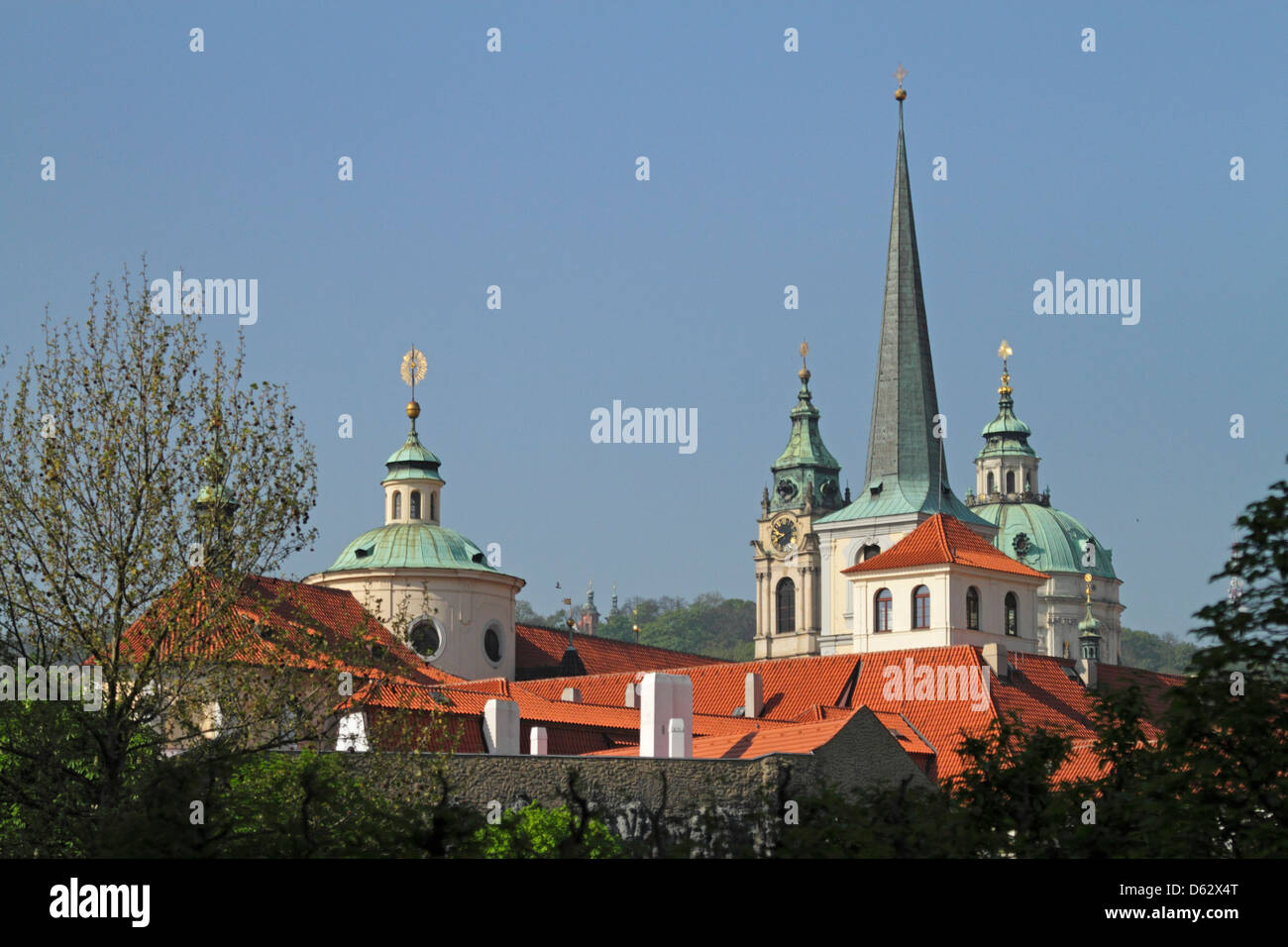 Türme und Kuppeln in Mala Strana, Prag Stockfoto