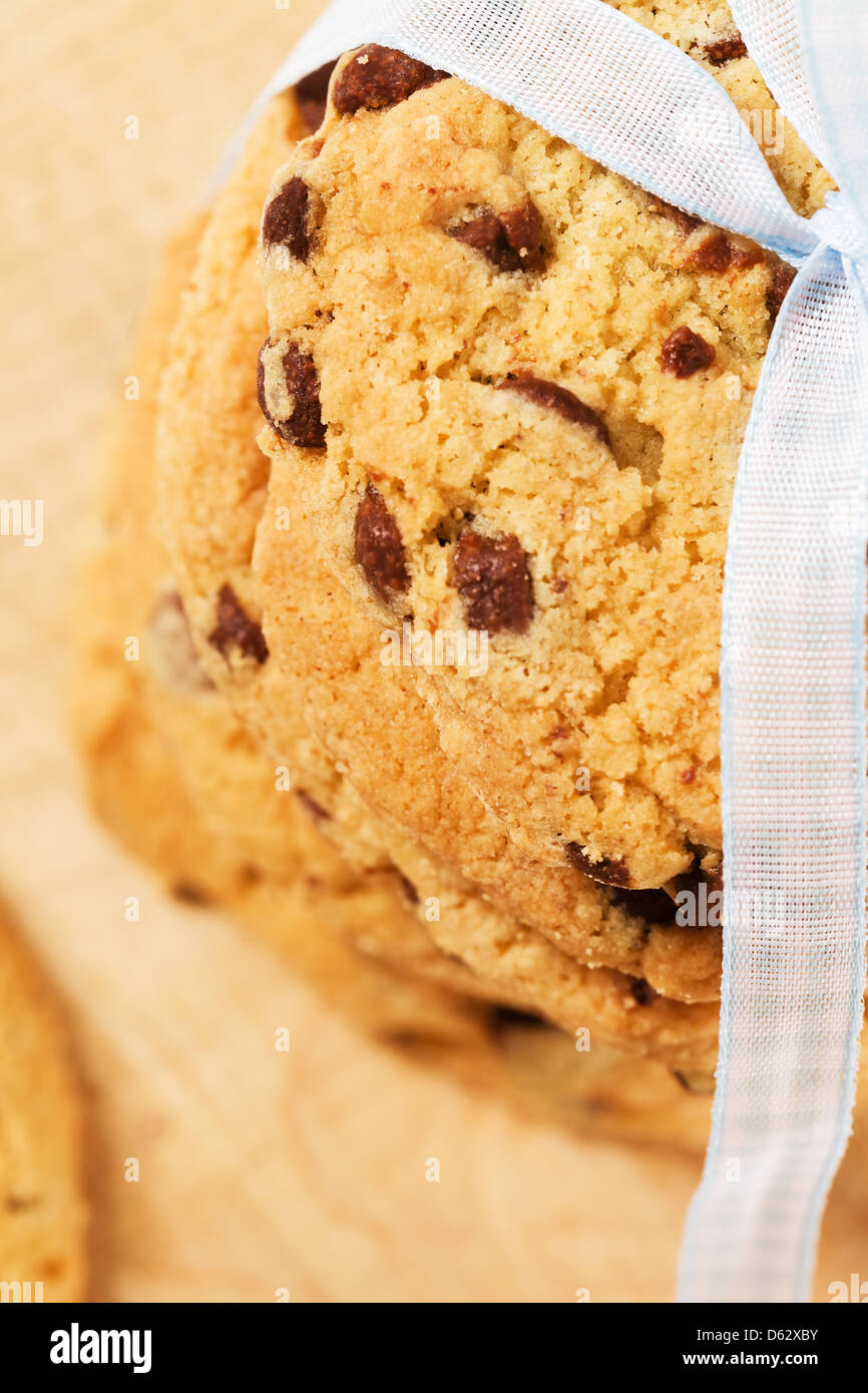 Cookie-Nahaufnahme mit einem blauen Bogen von oben Stockfoto