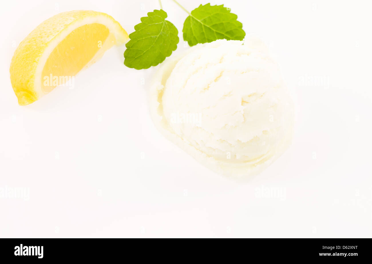 Zitronenscheibe mit Zitroneneis Geschmack und Melissa von oben Stockfoto