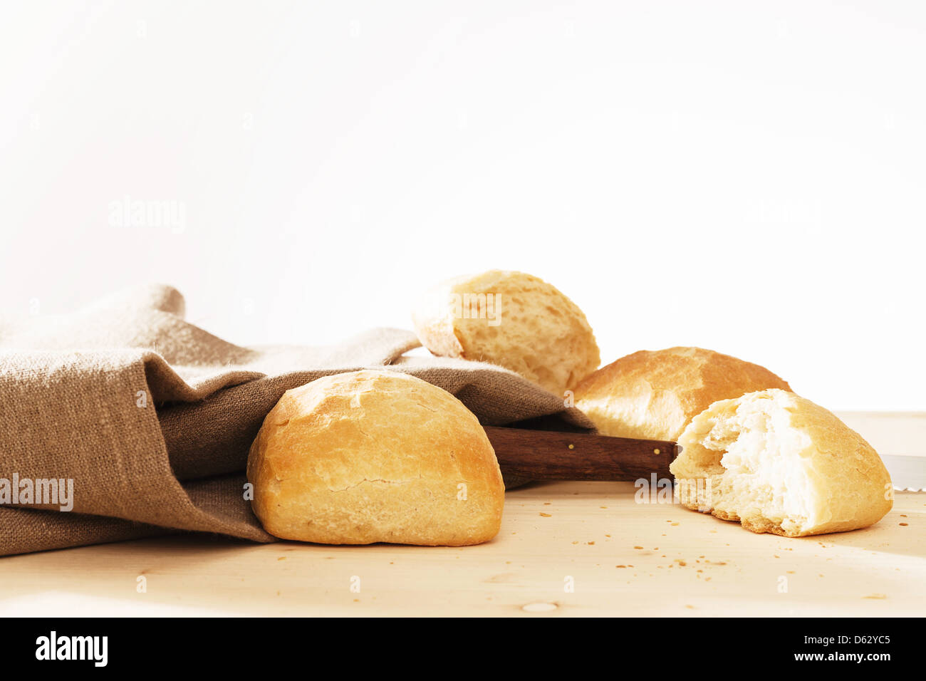 Weizen Brötchen und gebrochenen Weizen Brötchen mit Leinenstoff Stockfoto