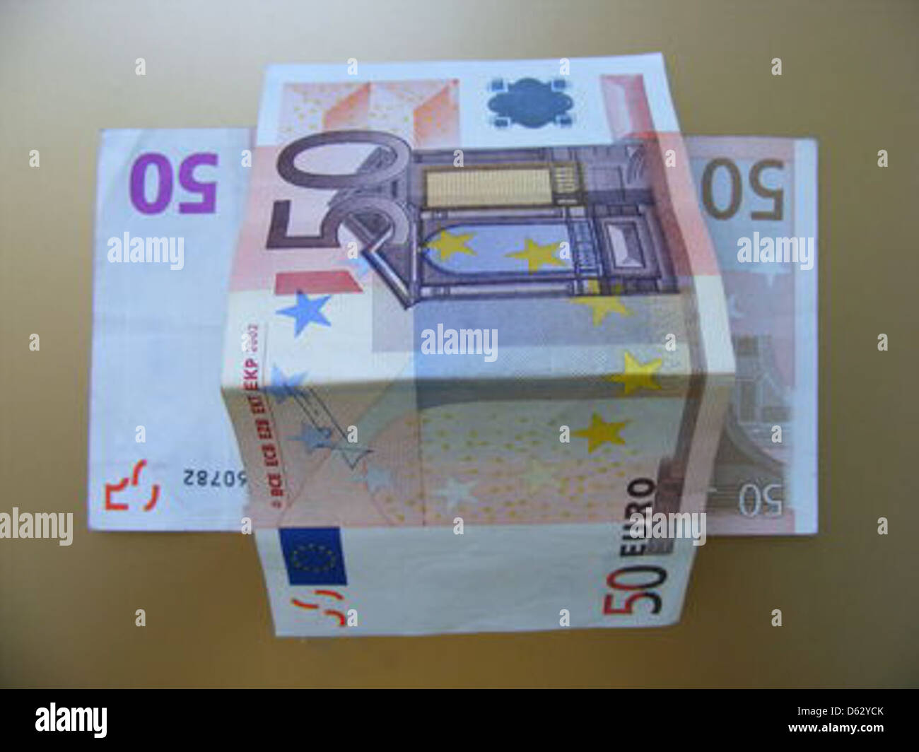 Ein Bild von 50-EURO-Scheinen und -Münzen zusammen mit rumänischem Leu (RON), das die Währung bei europäischen Geschäftstransaktionen hervorhebt. Das Bild zeigt verschiedene Geldstückelungen, die für die europäische Finanzierung verwendet werden. Stockfoto