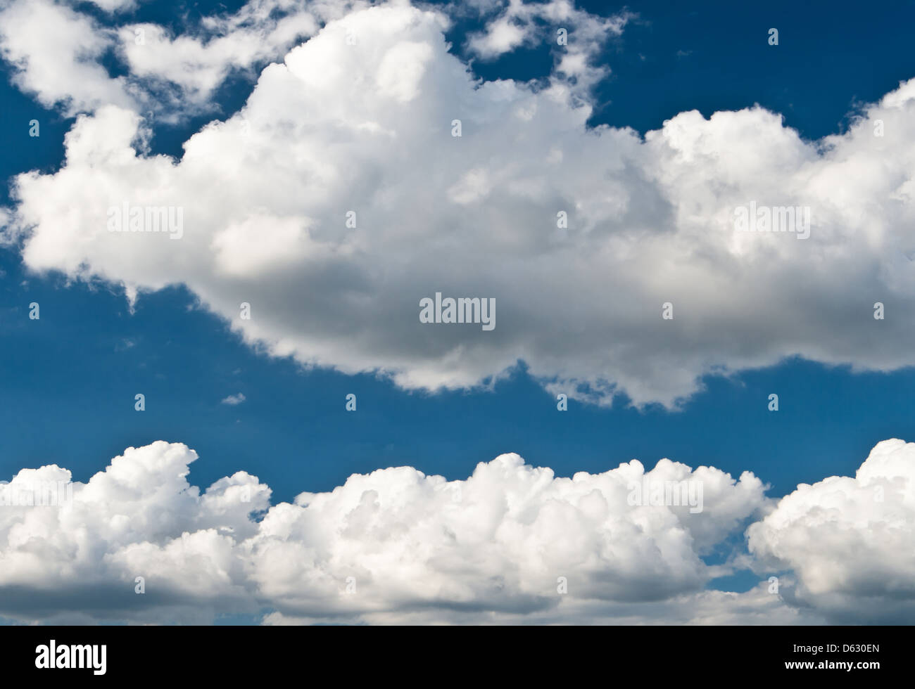 Weiße flauschige Wolken am blauen Himmel Stockfoto