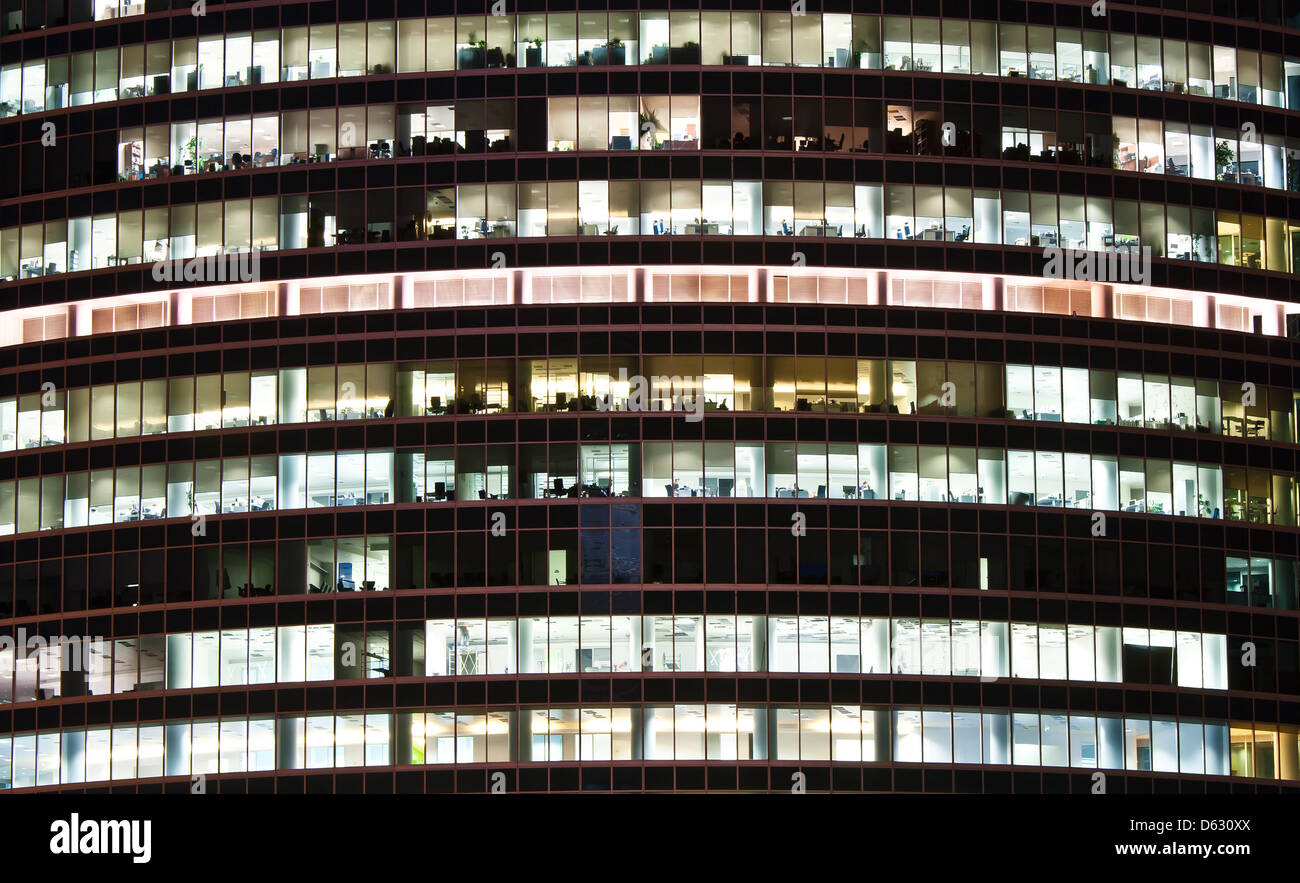 Beleuchteten Fenstern des Büro-Hochhaus nach Ende des Arbeitstages Stockfoto