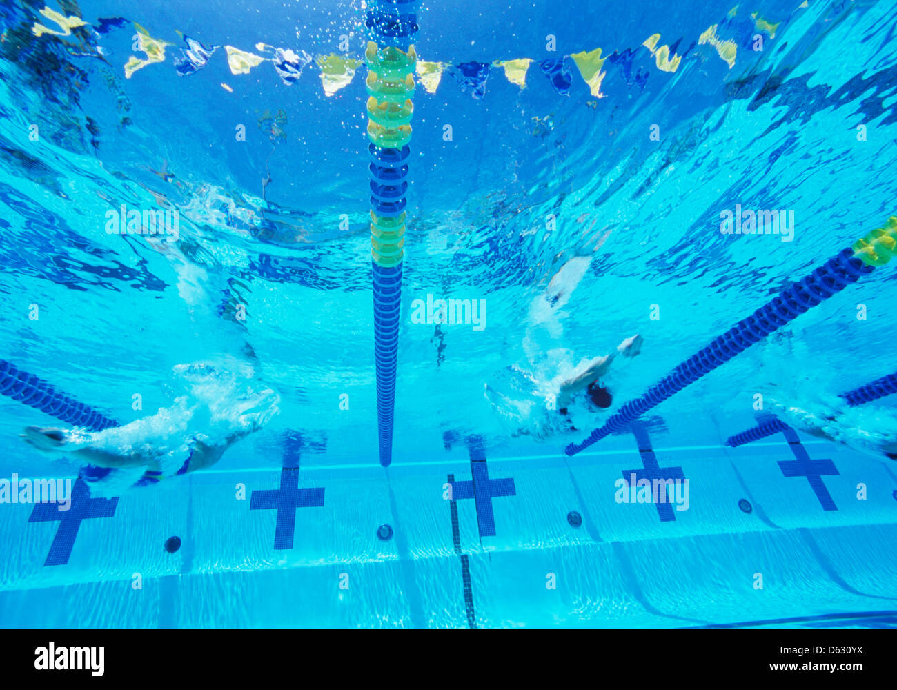 Unterwasser-Blick von professionellen Teilnehmern racing im pool Stockfoto