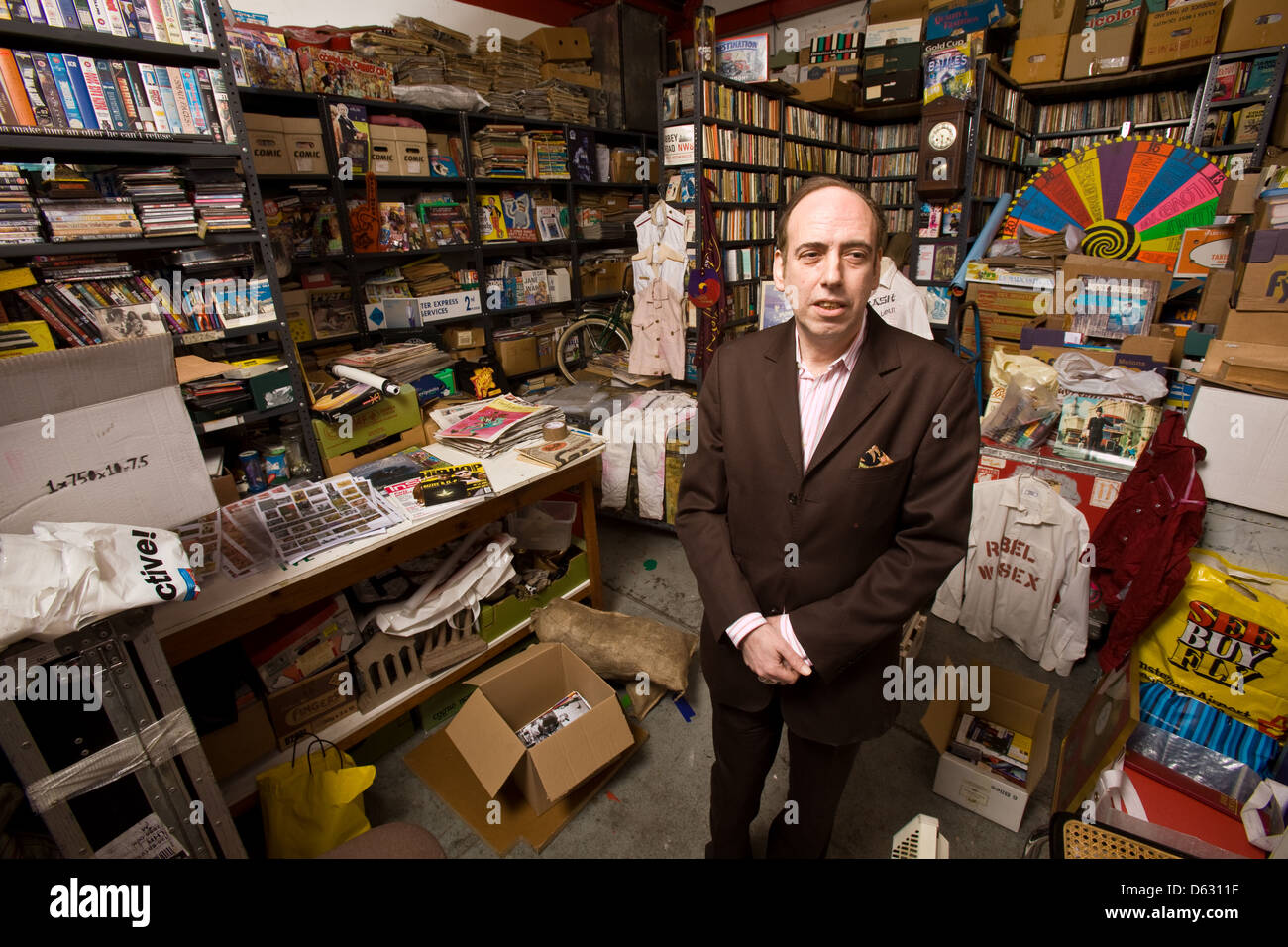 Mick Jones Gitarrist und Sänger aus dem Zusammenstoß und Big Audio Dynamite fotografiert in seinem Archiv in Acton, London, England,U.K Stockfoto